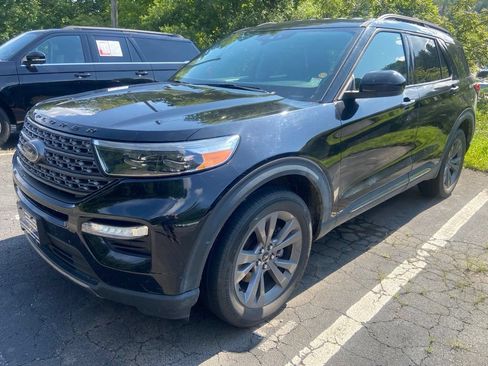 Used 2022 Ford Explorer XLT w/ Equipment Group 202A AWD/4WD image 9
