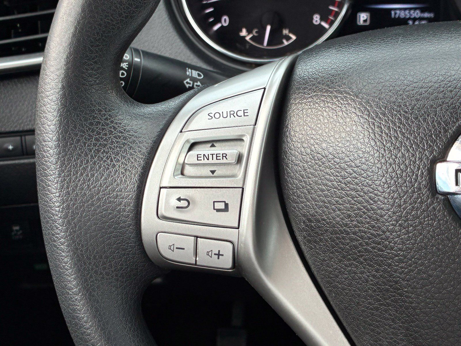 Used 2015 Nissan Rogue SV FWD image 24