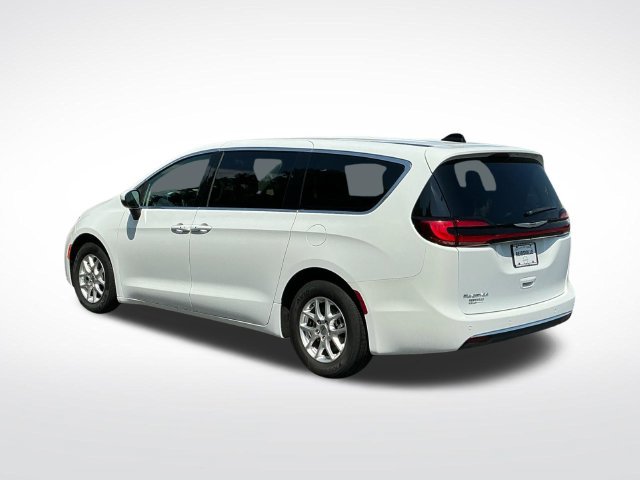 Used 2023 Chrysler Pacifica Touring-L FWD image 5