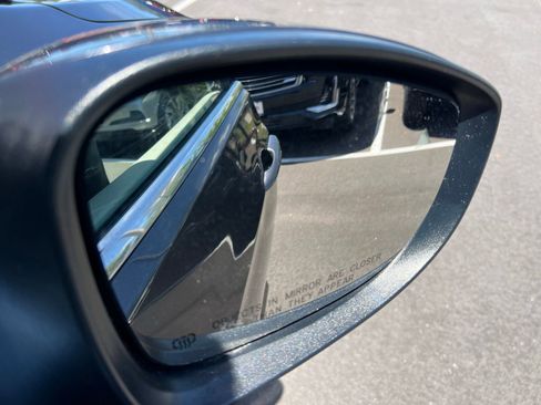 Used 2023 Chrysler Pacifica Touring-L image 57