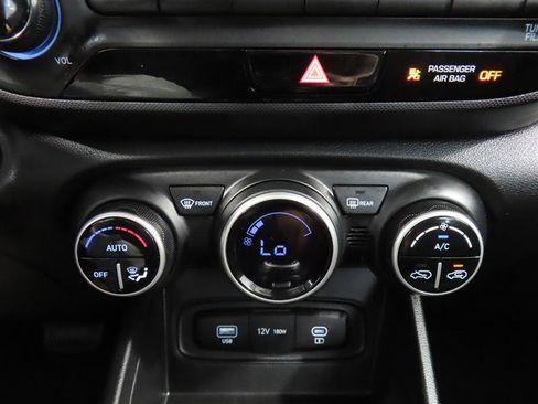 Used 2025 Hyundai Venue SEL FWD image 25
