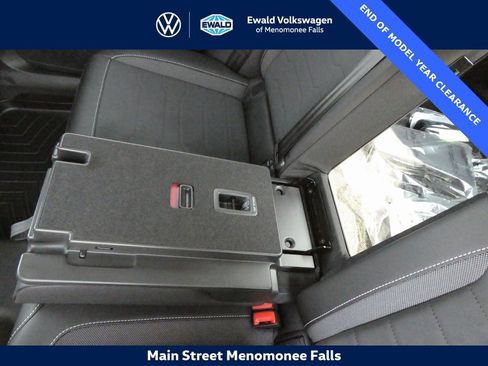 Used 2025 Volkswagen Taos SE image 36
