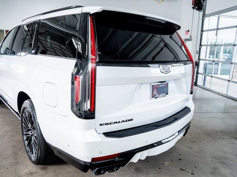 Used 2023 Cadillac Escalade V w/ LPO, ONYX Package image 24