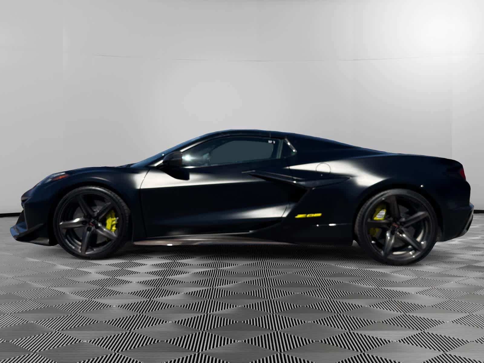 Used 2023 Chevrolet Corvette Z06 w/ Z07 Performance Package RWD image 2