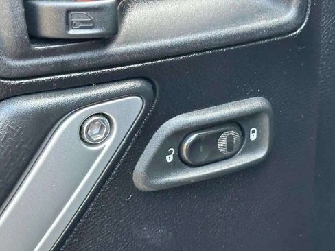 Used 2012 Jeep Wrangler Unlimited Sahara image 13