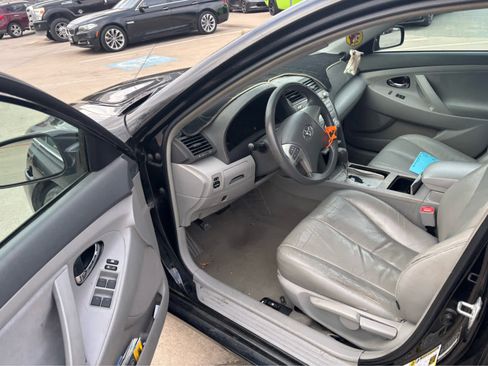 Used 2010 Toyota Camry XLE image 7