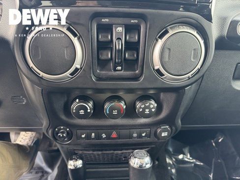 Used 2016 Jeep Wrangler Unlimited Rubicon image 18