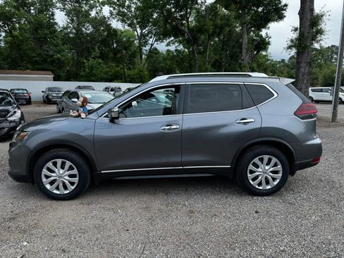 Used 2017 Nissan Rogue S w/ S Appearance Package FWD image 2