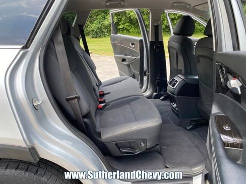 Used 2020 Kia Sorento LX FWD image 32