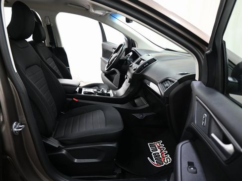 Used 2019 Ford Edge SE image 7