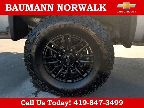 Used 2025 Chevrolet Silverado 2500 ZR2 w/ Technology Package AWD/4WD image 10