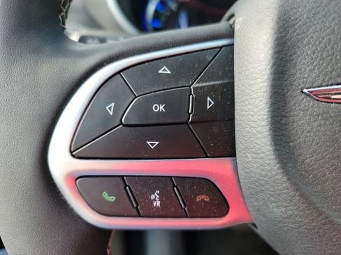 Used 2024 Chrysler Pacifica Limited FWD image 13