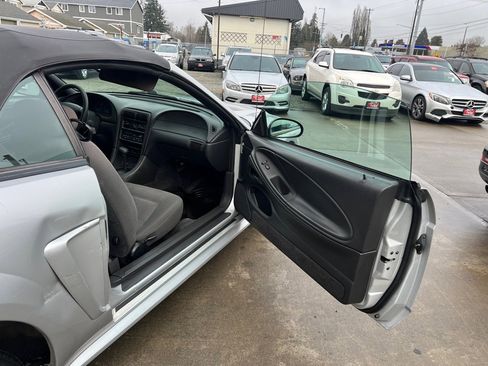Used 2000 Ford Mustang Convertible image 12