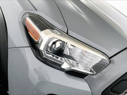 Used 2019 Toyota Tacoma TRD Off-Road AWD/4WD image 25