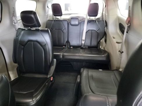 Used 2024 Chrysler Pacifica Touring-L FWD image 12