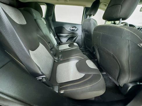 Used 2016 Jeep Cherokee Sport FWD image 32