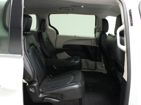 Used 2022 Chrysler Pacifica Touring-L FWD image 16