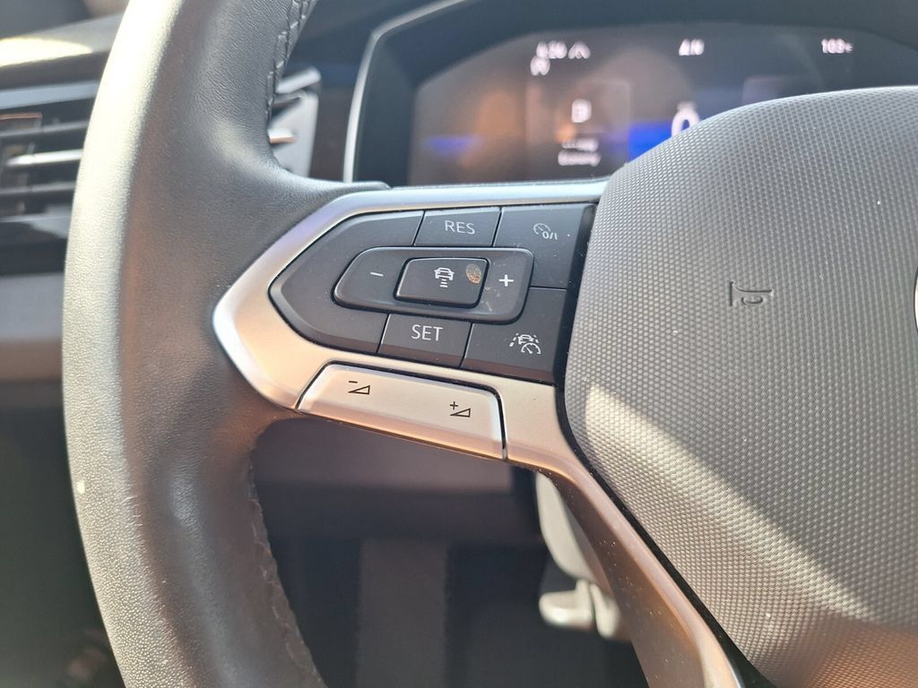 Used 2025 Volkswagen Jetta SE FWD image 18