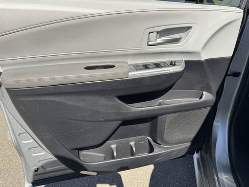 Used 2025 Toyota Sienna XLE FWD image 17