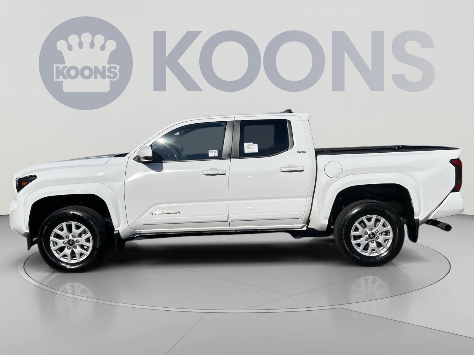 Used 2025 Toyota Tacoma SR5 AWD/4WD image 2