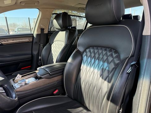 Used 2022 Genesis G90 5.0 Ultimate image 10