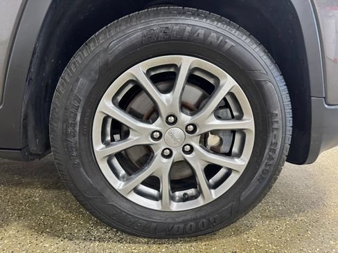 Used 2018 Jeep Cherokee Latitude Plus w/ Cold Weather Group AWD/4WD image 10