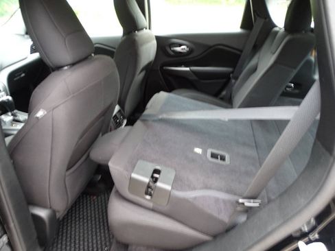 Used 2019 Jeep Cherokee 4WD Latitude w/ Cold Weather Group image 29