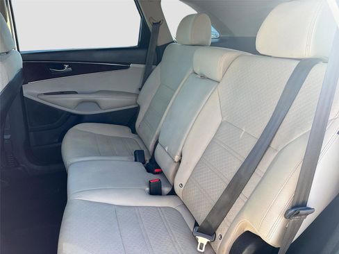 Used 2017 Kia Sorento LX w/ LX Convenience Package image 25
