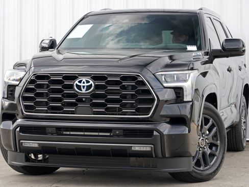 Used 2023 Toyota Sequoia Platinum image 3