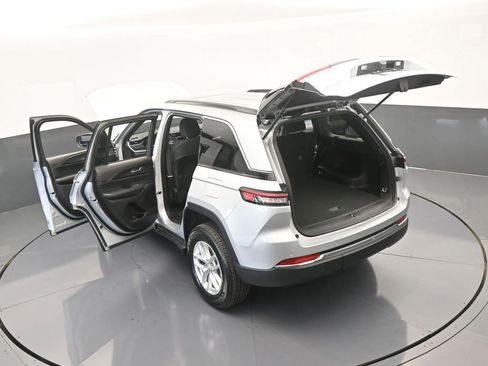 Used 2024 Jeep Grand Cherokee Laredo X image 67