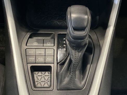 Used 2021 Toyota RAV4 LE image 22