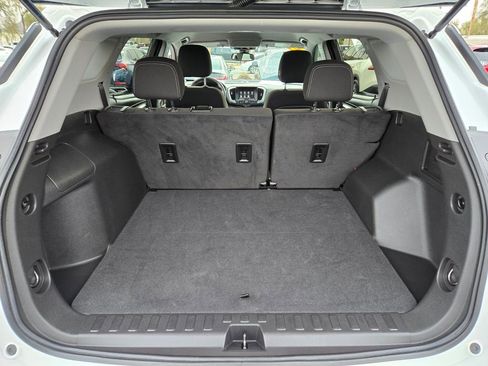 Used 2023 GMC Terrain SLE w/ Driver Convenience Package image 13