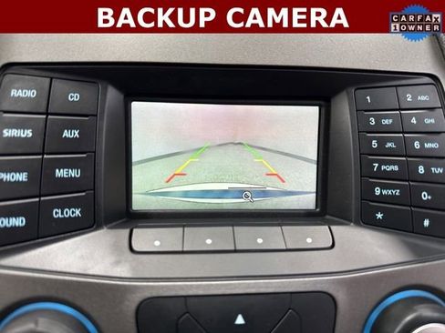 Used 2018 Ford Taurus SE image 2