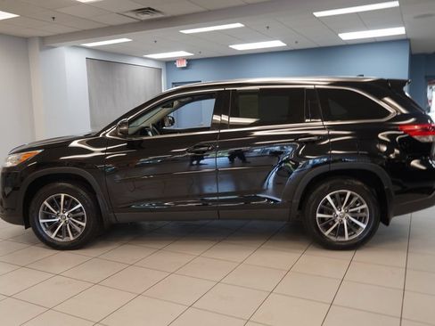 Used 2019 Toyota Highlander XLE AWD/4WD image 2
