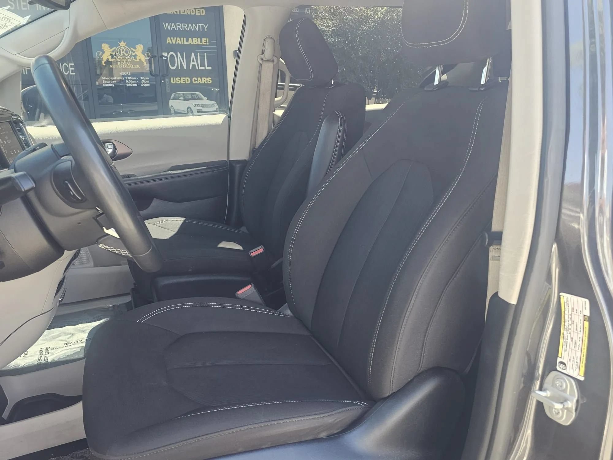 Used 2023 Chrysler Voyager LX FWD image 8