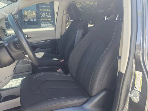 Used 2023 Chrysler Voyager LX FWD image 8