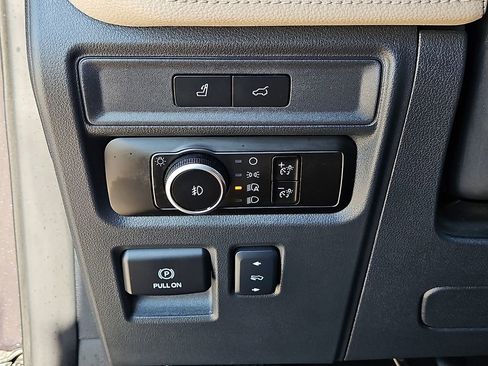 Used 2024 Ford Expedition Limited image 24