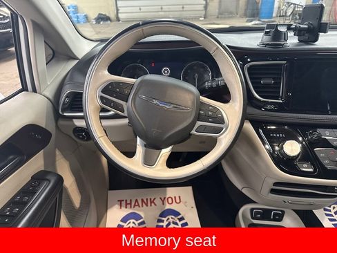 Used 2019 Chrysler Pacifica Limited image 14