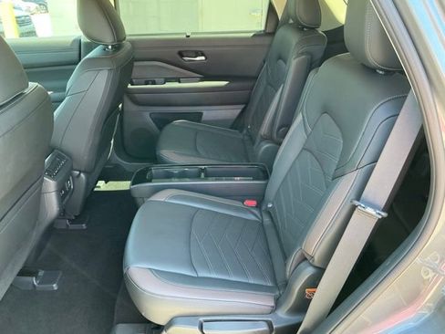 Used 2025 Nissan Pathfinder Platinum FWD image 12