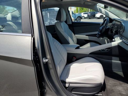 Used 2024 Hyundai Elantra Limited FWD image 15