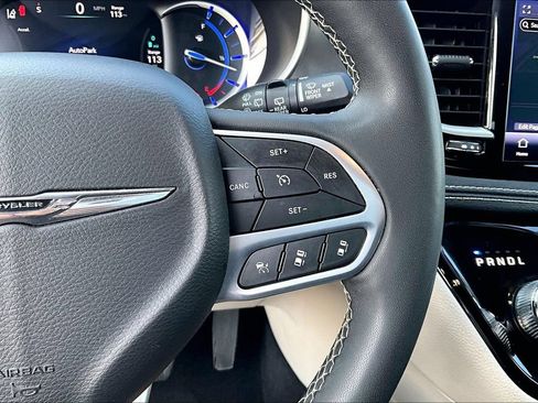 Used 2024 Chrysler Pacifica Limited FWD image 18