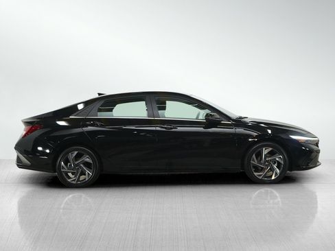 Certified 2025 Hyundai Elantra Limited FWD image 6