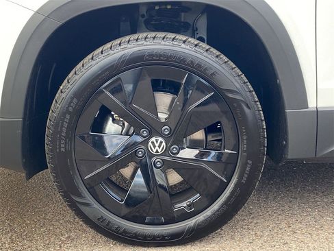 New 2025 Volkswagen Taos SE image 6
