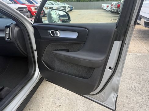 Used 2023 Volvo XC40 B5 Core AWD/4WD image 11