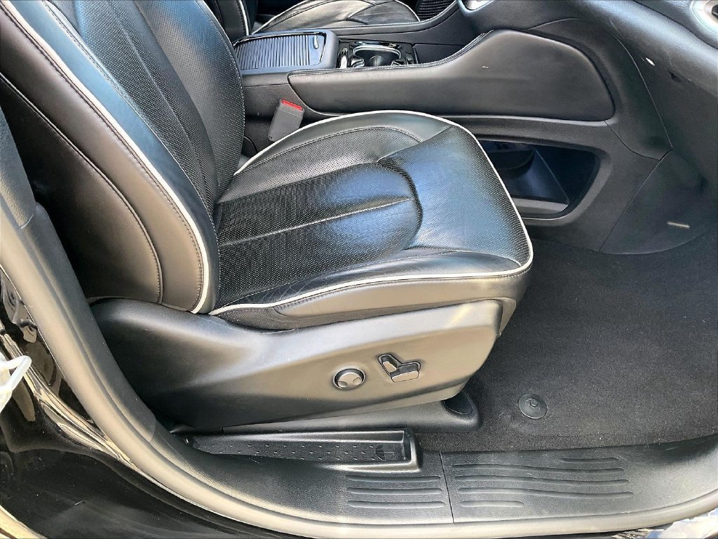 Used 2025 Chrysler Pacifica Limited FWD image 37
