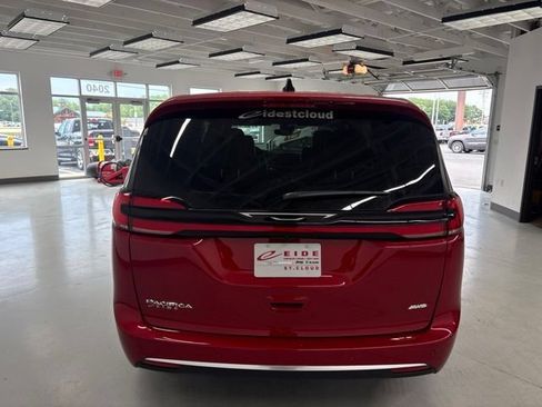 New 2027 Chrysler Pacifica Select AWD/4WD image 6