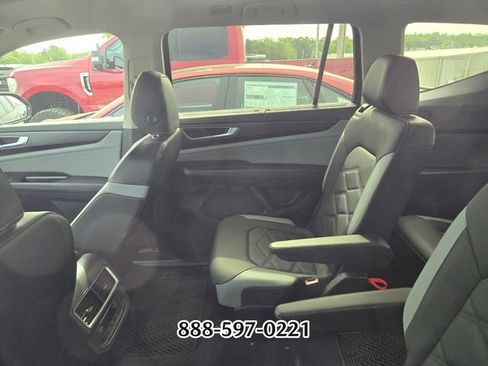 Used 2024 Volkswagen Atlas Peak Edition SE image 3