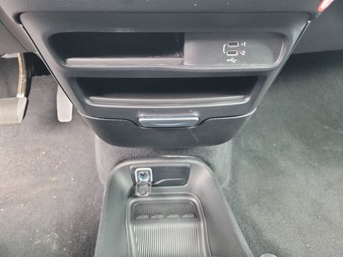 Used 2026 Chrysler Pacifica Select image 14