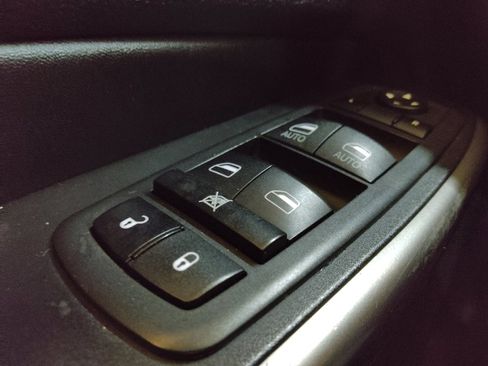 Used 2021 Jeep Cherokee Latitude Plus AWD/4WD image 27