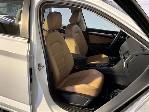 Used 2021 Volkswagen Jetta SE w/ SE Cold Weather Package image 7